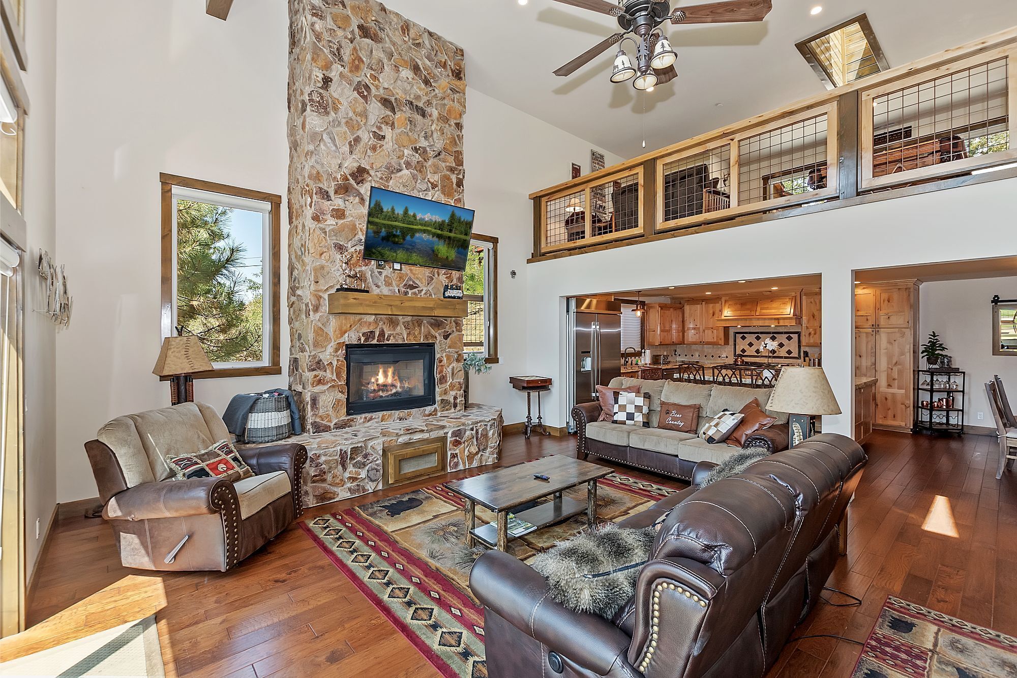 Moonlight Lodge by Destination Big Bear : Luxury Log-Sided Home Across from Bear Mountain with Wonderful Views!
