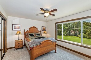 Unclassified image, 4 of 36, button - Custom luxury with golf course views, top-tier amenities, and walkable access to Bear Mountain Resort. (Big Bear Lake)