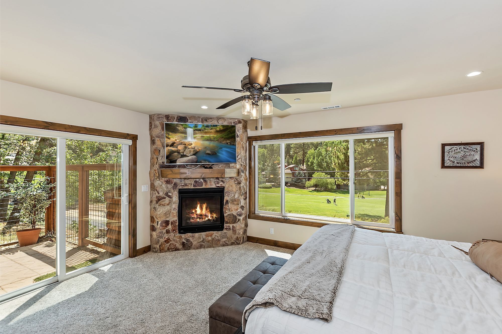 Moonlight Lodge by Destination Big Bear : Luxury Log-Sided Home Across from Bear Mountain with Wonderful Views!