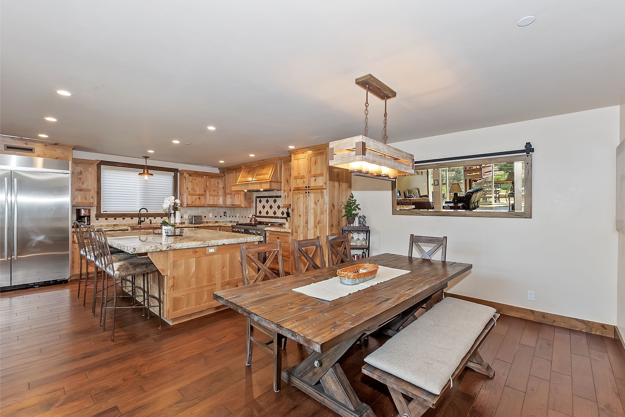 Moonlight Lodge by Destination Big Bear : Luxury Log-Sided Home Across from Bear Mountain with Wonderful Views!