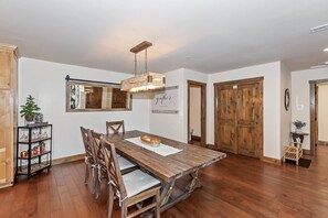 Unclassified image, 2 of 36, button - Custom luxury with golf course views, top-tier amenities, and walkable access to Bear Mountain Resort. (Big Bear Lake)
