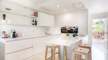 Coffee/tea maker, fridge, microwave, oven