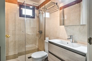 Badkar, hårtork och handdukar