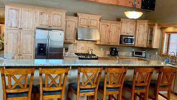 Geladeira, micro-ondas, fogão, cooktop