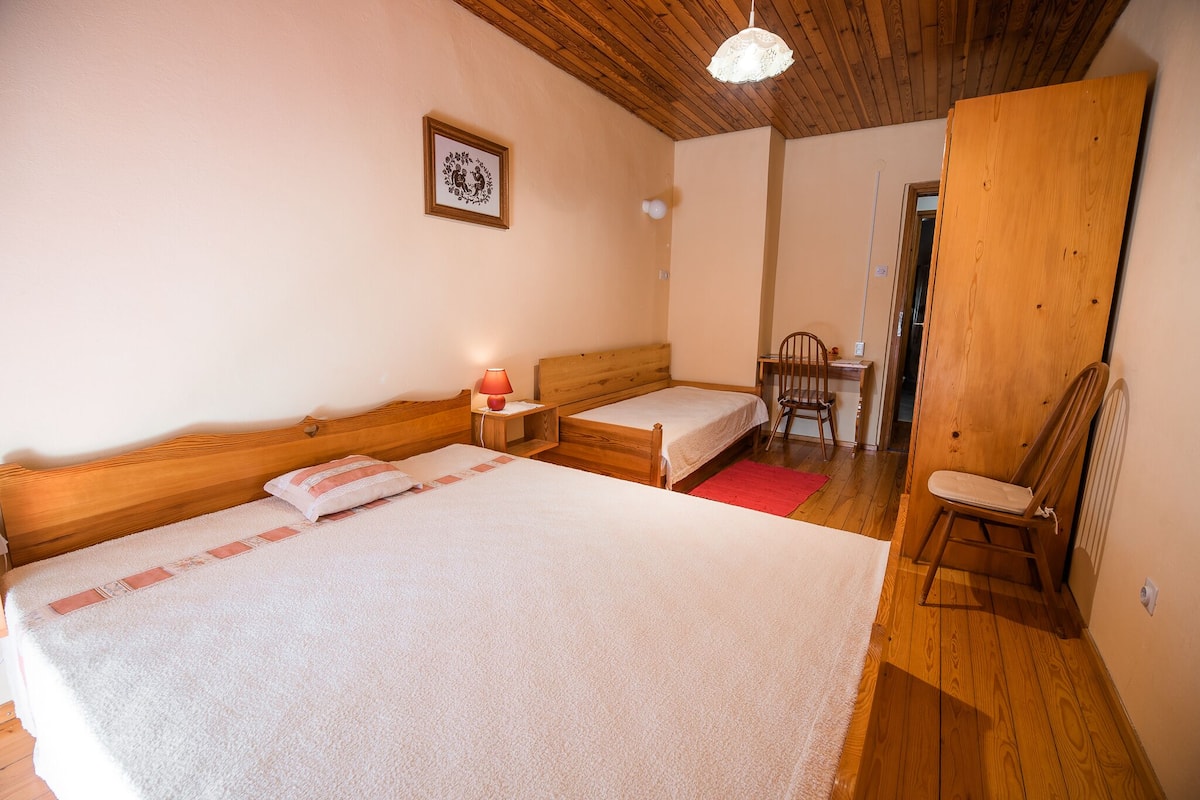 Triple Room | Cribs (free), WiFi (free), bed sheets