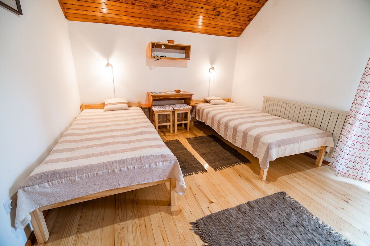 Twin Room | Cribs (free), WiFi (free), bed sheets