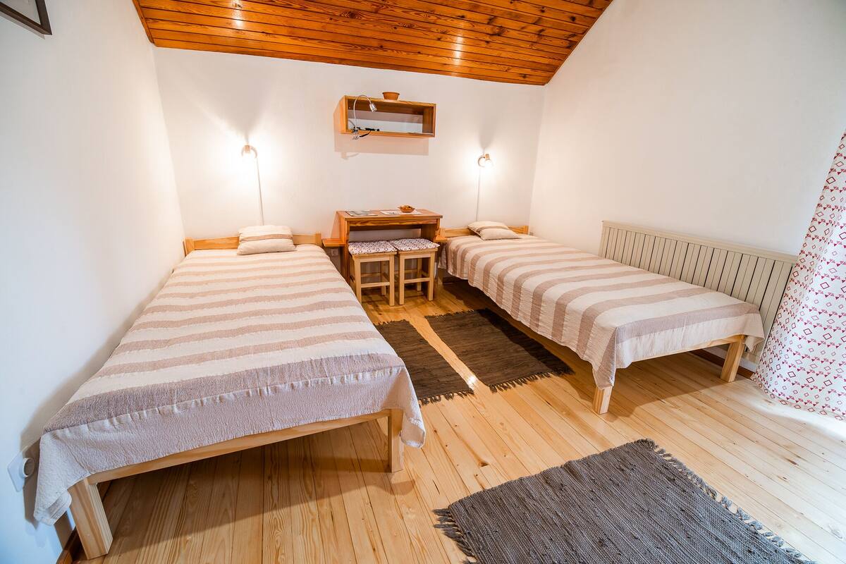 Twin Room | Free cribs/infant beds, free WiFi, bed sheets