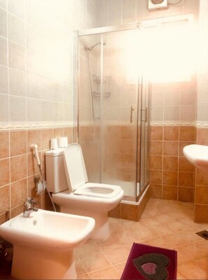 Phòng tập thể, chỉ dành cho nam | Phòng tắm | Buồng tắm vòi sen, vòi sen phun mưa, khăn tắm, xà phòng 