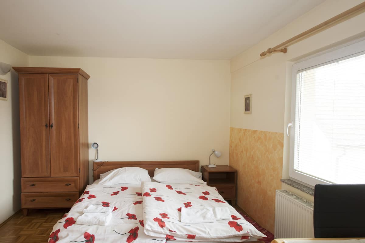Habitación estándar doble | 1 dormitorio, cunas (de pago), wifi gratis y ropa de cama