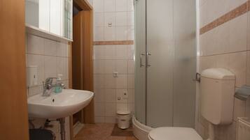 Single Room | Bathroom | Free toiletries, towels, toilet paper