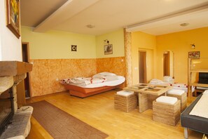 Family Room | Living area | Flat-screen TV - Guesthouse Čelan (Hajdina)