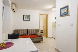 City-Apartment, 1 King-Bett, Nichtraucher | Wohnbereich | LCD-Fernseher