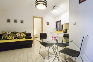 City-Apartment, 1 King-Bett und Schlafsofa | Wohnbereich | LCD-Fernseher