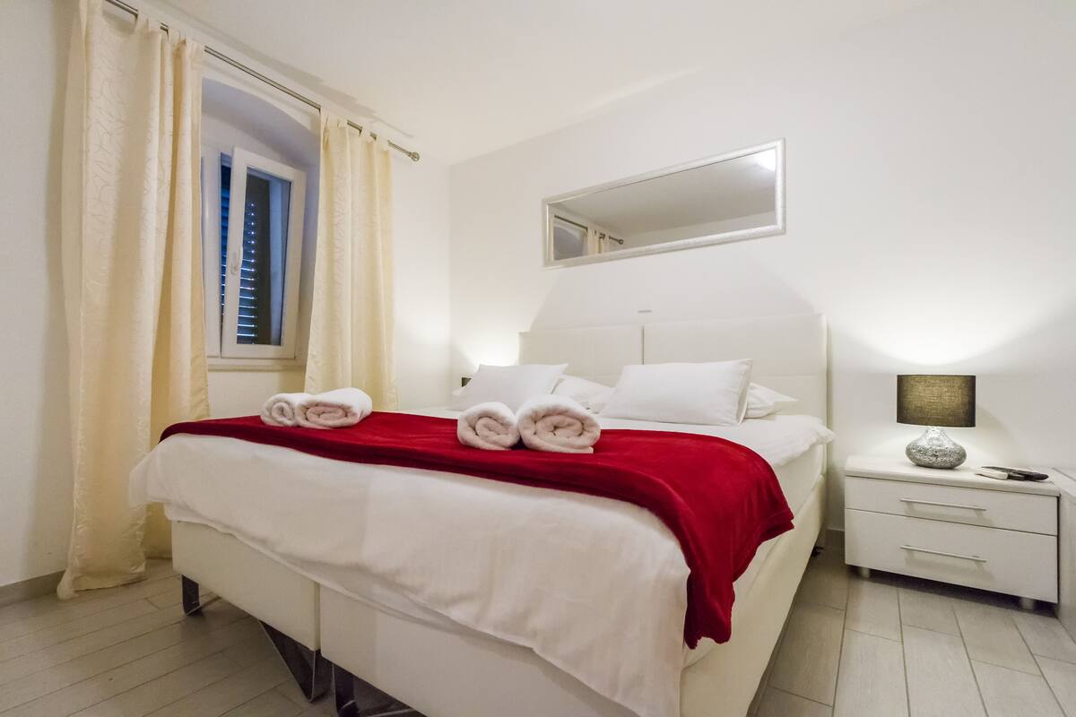 In-room safe, iron/ironing board, WiFi (free), bed sheets