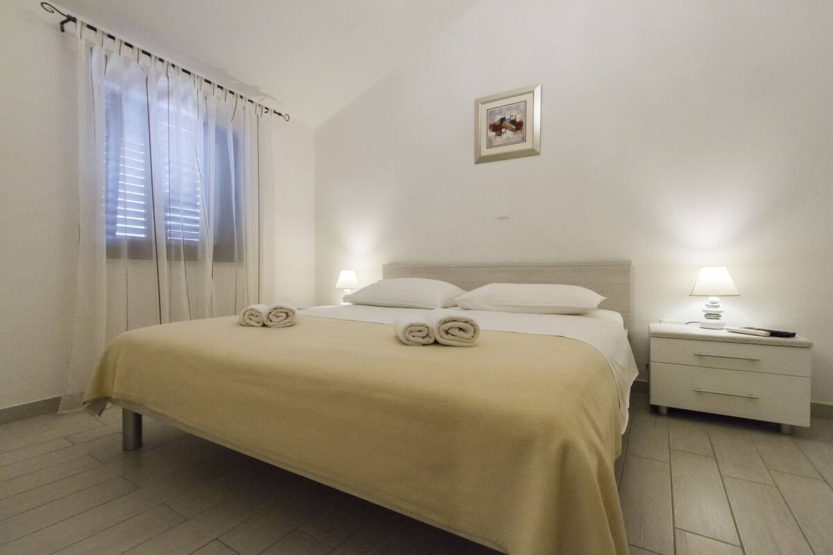 City Apartment, 1 King Bed with Sofa bed
