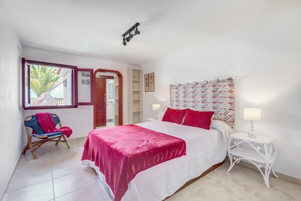 3 bedrooms, iron/ironing board, free WiFi, bed sheets