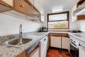 Jääkaappi, mikroaaltouuni, uuni, astianpesukone