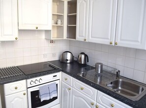 Premier Apartment (Apartment 4, 2 persons) | Private kitchen | Fridge, microwave, oven, stovetop - Cavendish House (London)