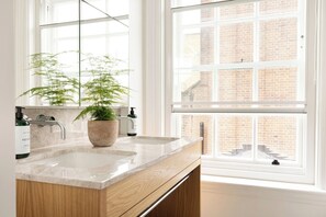 Hair dryer, towels, soap, toilet paper - Cavendish House (London)