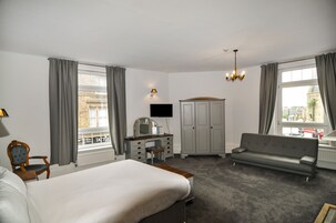 Standard Triple Room | Soundproofing, iron/ironing board, bed sheets