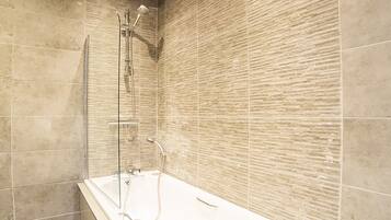 Deluxe Double Room, 1 Double Bed | Bathroom | Combined shower/tub, towels