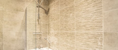 Chambre Deluxe double, 1 lit double | Salle de bain | Ensemble baignoire-douche, serviettes fournies