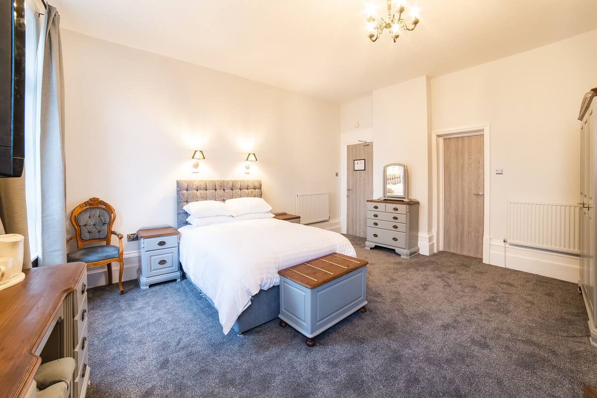 Deluxe Double Room, 1 Double Bed | Soundproofing, iron/ironing board (on request), bed sheets