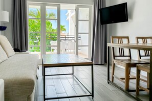 32-英寸纯平电视（配备有线频道）、电视、Netflix