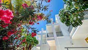 A white building with balconies and a clear blue sky. - Apartamentos Parque del Sol (Adeje)
