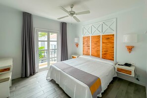 办公桌、笔记本电脑工作区、遮光窗帘、熨斗/熨衣板