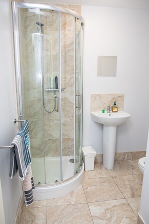 Chambre Double ou avec lits jumeaux (Two Single beds) | Salle de bain | Douche, serviettes fournies, savon, papier toilette