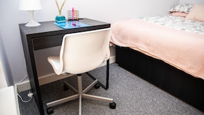 Espacio para trabajar con laptop, wifi gratis y ropa de cama 