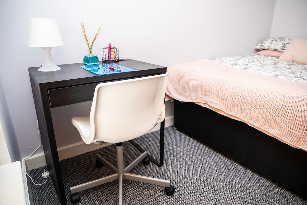 Espacio para trabajar con laptop, wifi gratis y ropa de cama