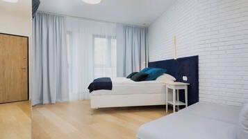 Ferros/tábuas de passar roupa, berço de viagem, Wi-Fi, roupa de cama