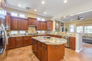 House, 4 Bedrooms | Private kitchen | Fridge, microwave, oven, dishwasher - Casa Hermosa 4 Bedroom Home by Redawning (Phoenix)