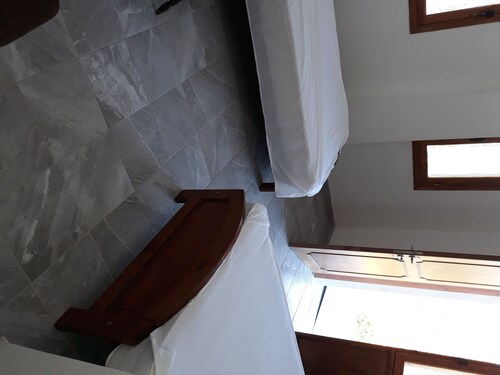 EXTREME VIEW CAFE RESTAURANT AND ROOMS TO LET