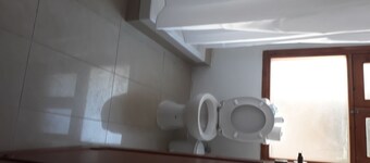 EXTREME VIEW CAFE RESTAURANT AND ROOMS TO LET