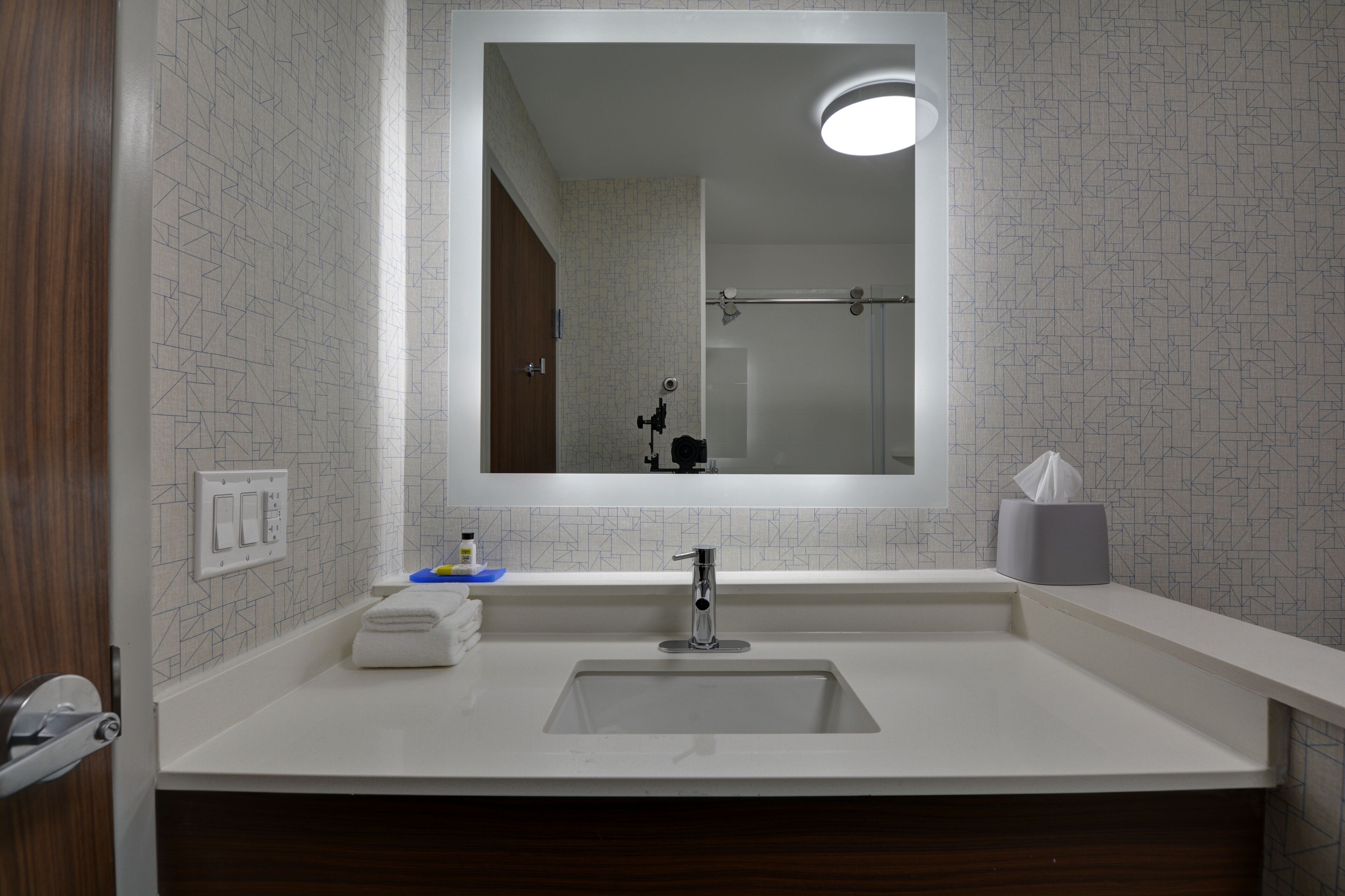 combined shower/bathtub, towels