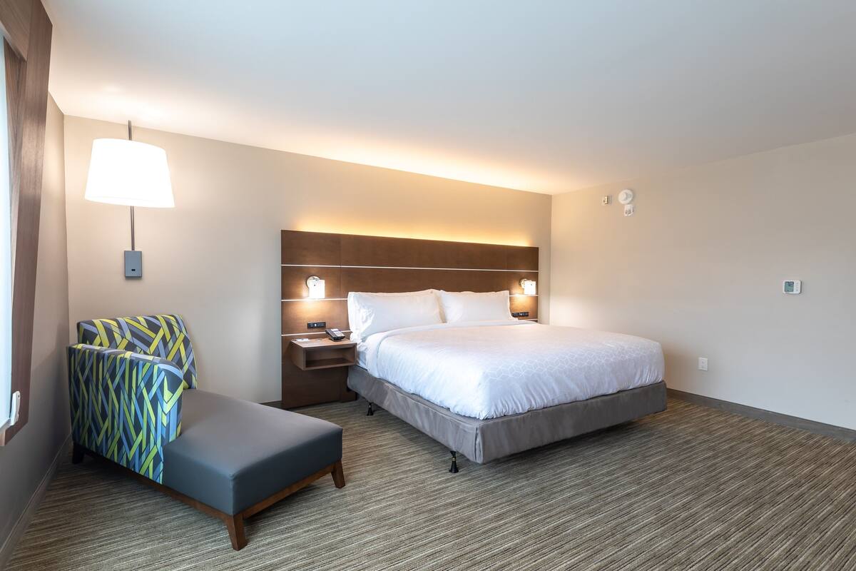 Quarto standard, 1 cama King | Escrivaninha, roupa de cama