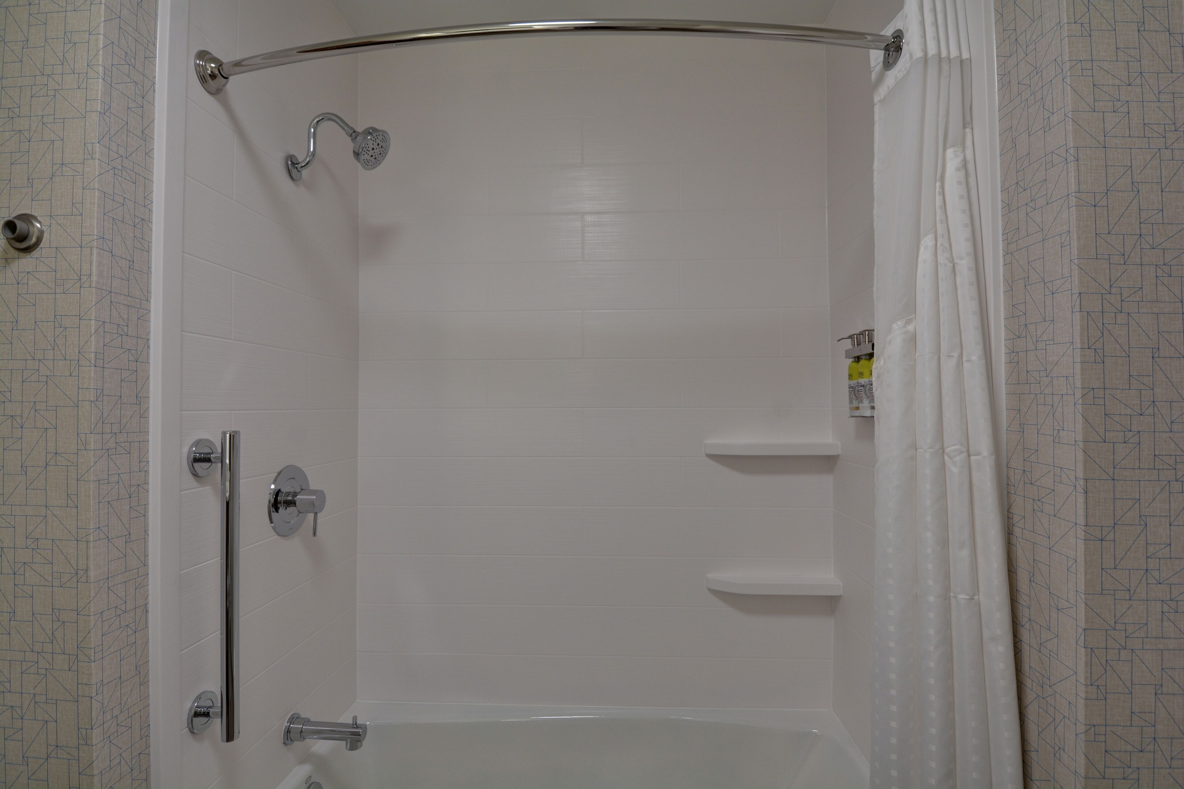 combined shower/bathtub, towels