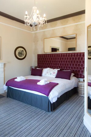 Escritorio, sistema de insonorización, wifi gratis y ropa de cama