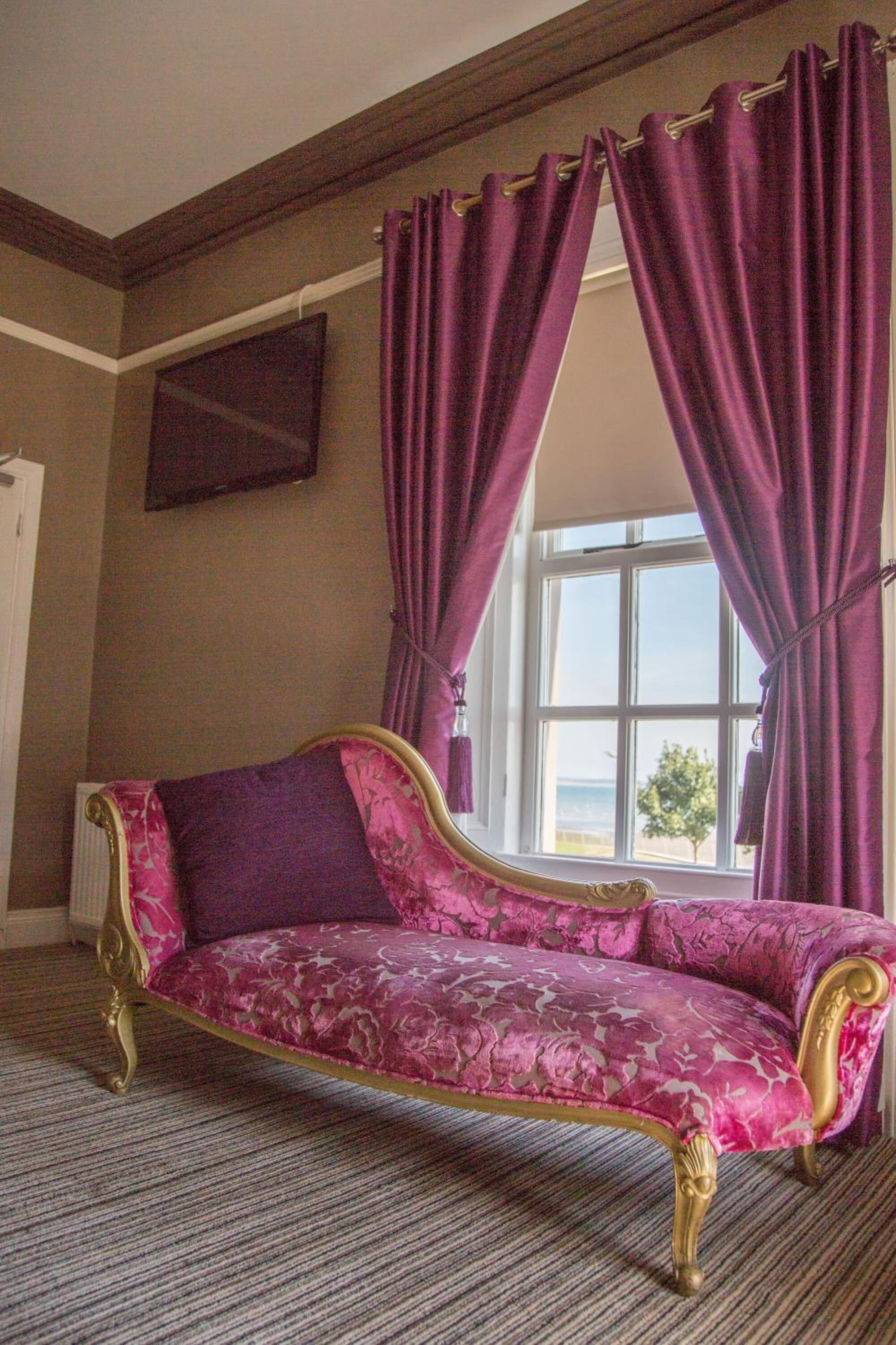 Desk, soundproofing, free WiFi, bed sheets