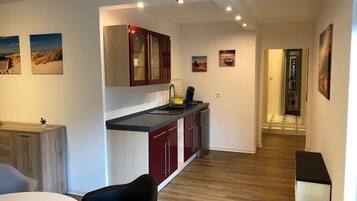 Geladeira, cooktop, cafeteira/chaleira, chaleira elétrica