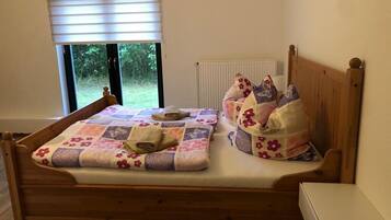 2 quartos, ferros/tábuas de passar roupa, berço de viagem