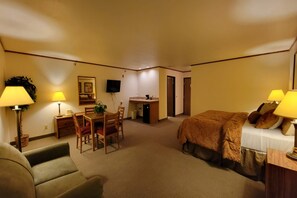 Suite, 1 King-Bett | Bügeleisen/Bügelbrett, kostenlose Babybetten, kostenlose Zustellbetten