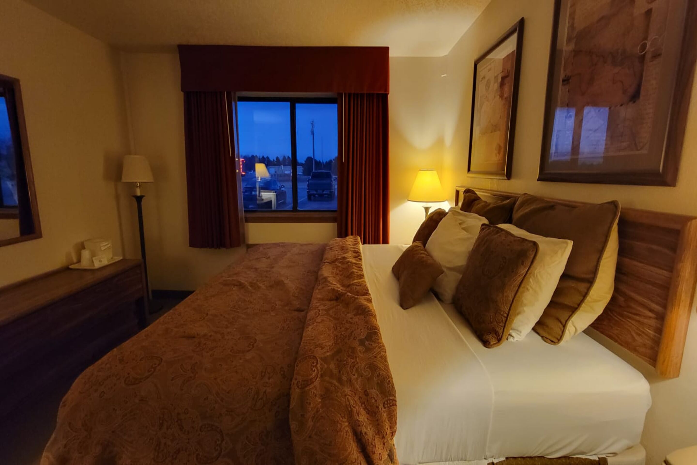 مكواة/لوح كي وأسرّة أطفال/رضّع (مجانًا) وأسرّة مجانية قابلة للطي