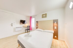 Desk, laptop workspace, soundproofing, free WiFi -  Fasthotel Roissy CDG Sud Claye-Souilly (Claye-Souilly)