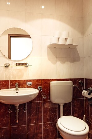 Comfort Double Room | Bathroom | Shower, towels, toilet paper - Hotel & Restaurant Peking (Riesa)