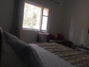 Cortinas blackout, wifi gratis y ropa de cama 