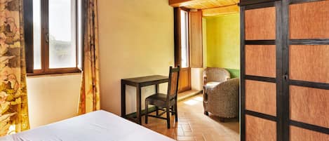 5 quartos, ferros/tábuas de passar roupa, Wi-Fi, roupa de cama